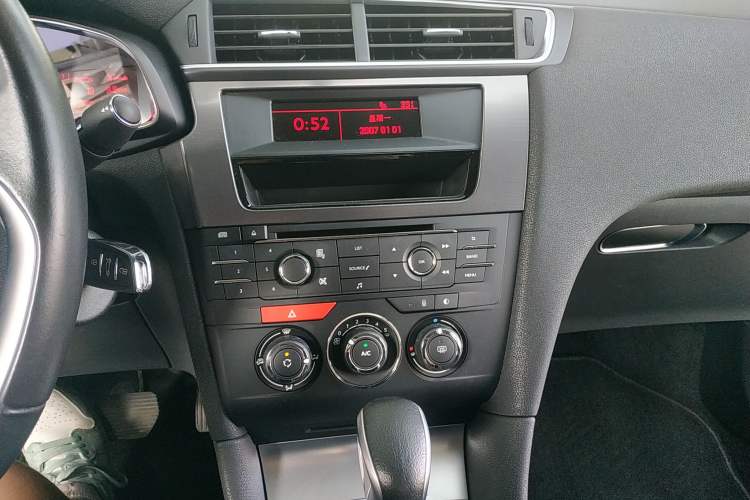 Used DS 5LS 2014 1.8L automatic Comfort version VTi140