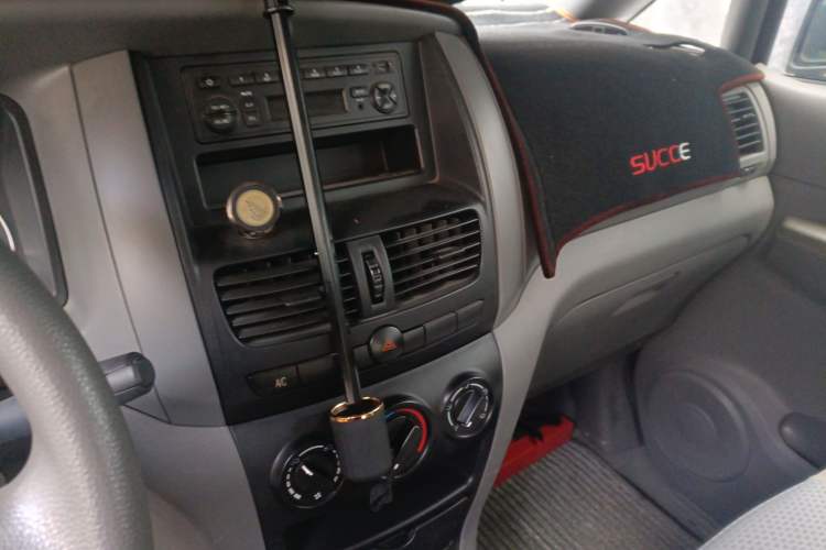 Used Dongfeng Shuaike 2013 Revised Version 1.5L Manual Comfort Trim 7 Seats China IV Standard