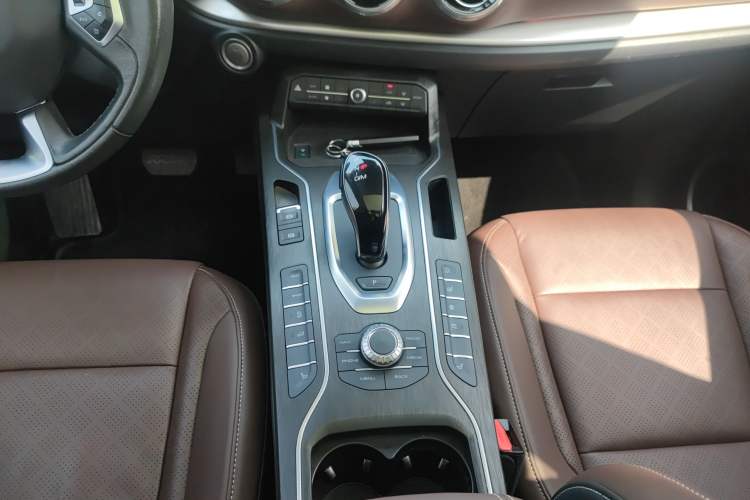 Used Wey VV6 2020 2.0T Two-Wheel Drive Smart Enjoyment+