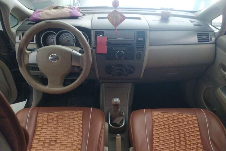 Used Nissan Tiida Sedan 2008 1.6L Manual Fashion Edition Center Console