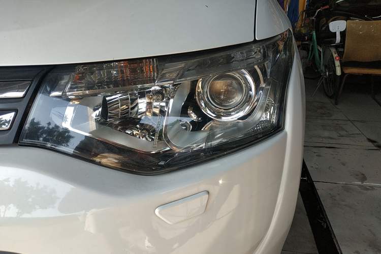 Used Mitsubishi Outlander 2013 2.4L Four-Wheel Drive Luxury Navigation Version 7 Seats
