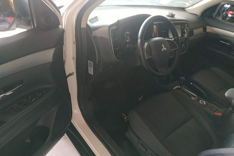 Used Mitsubishi Outlander 2013 2.4L Four-Wheel Drive Luxury Navigation Version 7 Seats
