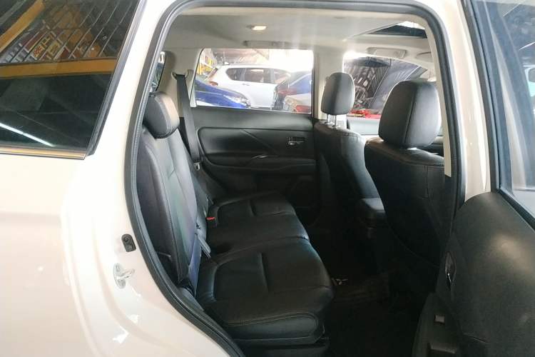 Used Mitsubishi Outlander 2013 2.4L Four-Wheel Drive Luxury Navigation Version 7 Seats
