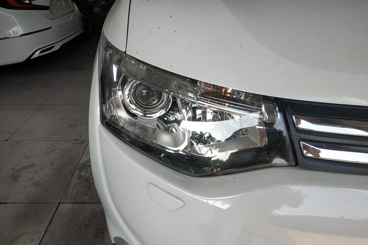 Used Mitsubishi Outlander 2013 2.4L Four-Wheel Drive Luxury Navigation Version 7 Seats
