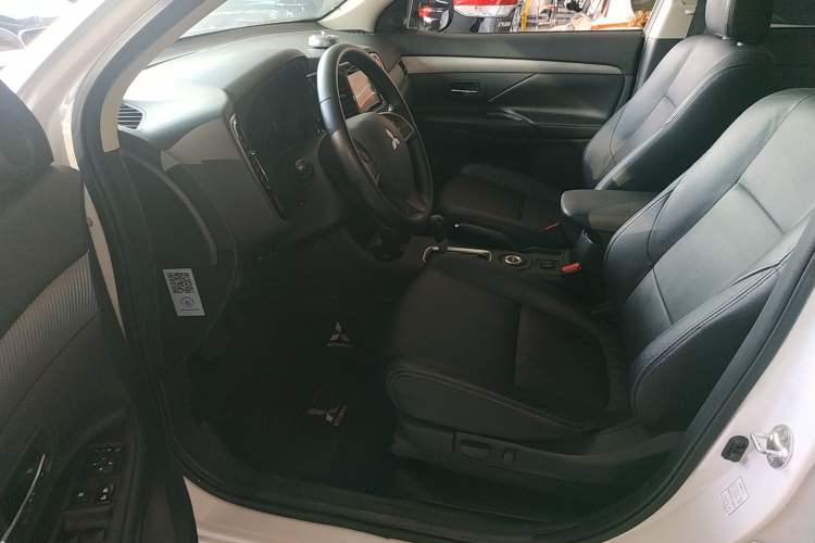 Used Mitsubishi Outlander 2013 2.4L Four-Wheel Drive Luxury Navigation Version 7 Seats
