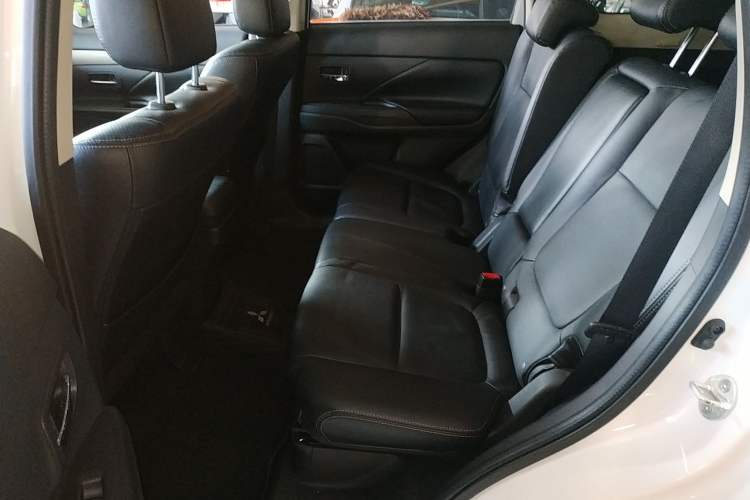 Used Mitsubishi Outlander 2013 2.4L Four-Wheel Drive Luxury Navigation Version 7 Seats
