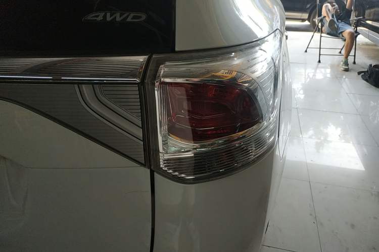 Used Mitsubishi Outlander 2013 2.4L Four-Wheel Drive Luxury Navigation Version 7 Seats
