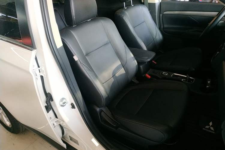 Used Mitsubishi Outlander 2013 2.4L Four-Wheel Drive Luxury Navigation Version 7 Seats
