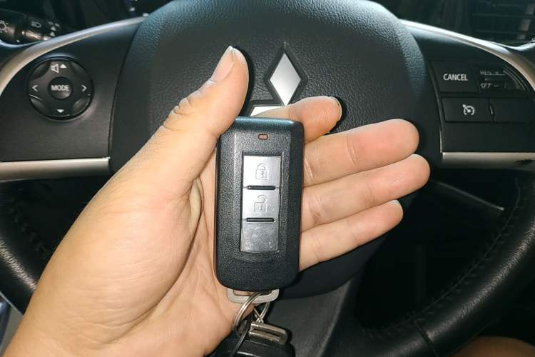 Used Mitsubishi Outlander 2013 2.4L Four-Wheel Drive Luxury Navigation Version 7 Seats
