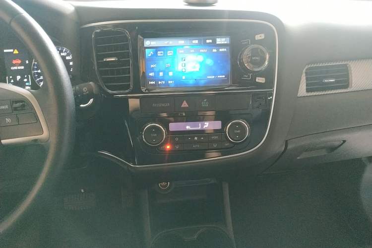 Used Mitsubishi Outlander 2013 2.4L Four-Wheel Drive Luxury Navigation Version 7 Seats
