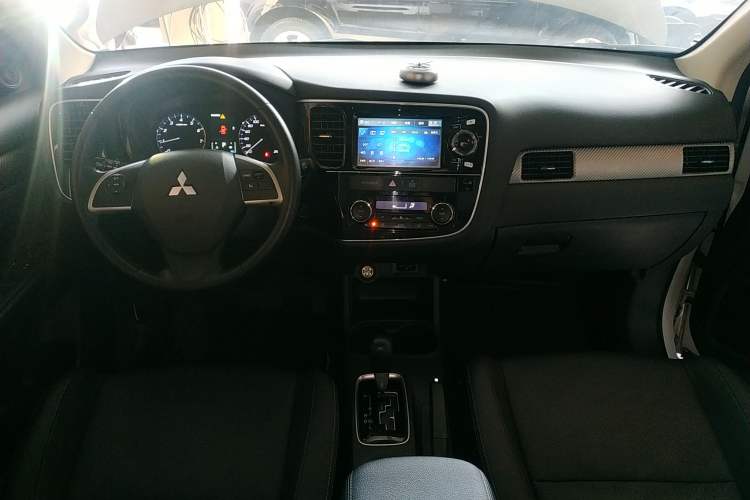 Used Mitsubishi Outlander 2013 2.4L Four-Wheel Drive Luxury Navigation Version 7 Seats
