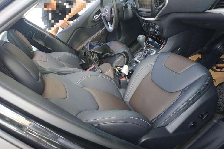 Used Jeep Cherokee 2020 2.0L Two-Wheel Drive Classic Sports Edition
