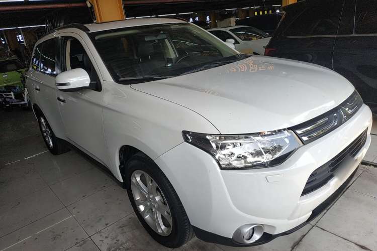 Used Mitsubishi Outlander 2013 2.4L Four-Wheel Drive Luxury Navigation Version 7 Seats
