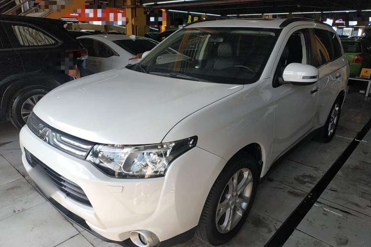Used Mitsubishi Outlander 2013 2.4L Four-Wheel Drive Luxury Navigation Version 7 Seats