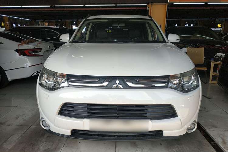 Used Mitsubishi Outlander 2013 2.4L Four-Wheel Drive Luxury Navigation Version 7 Seats
