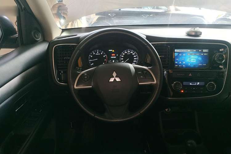 Used Mitsubishi Outlander 2013 2.4L Four-Wheel Drive Luxury Navigation Version 7 Seats
