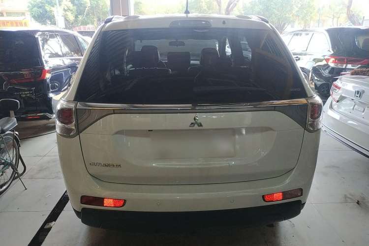 Used Mitsubishi Outlander 2013 2.4L Four-Wheel Drive Luxury Navigation Version 7 Seats
