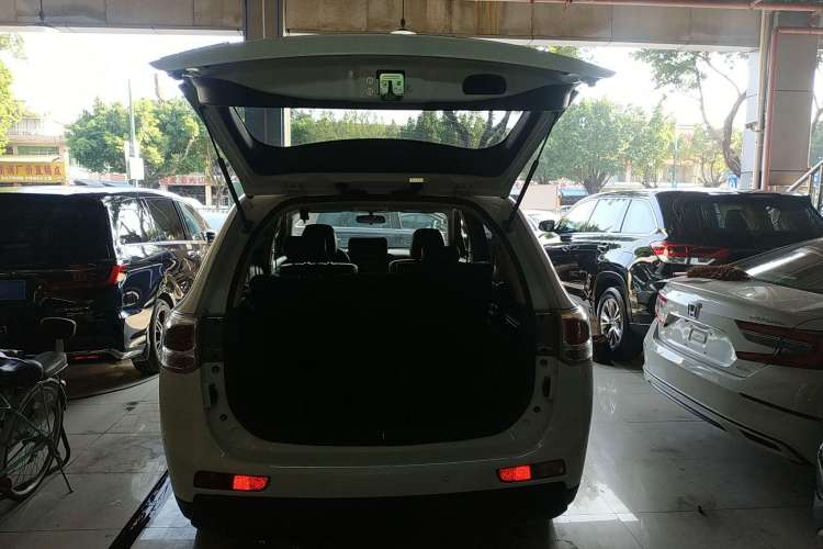 Used Mitsubishi Outlander 2013 2.4L Four-Wheel Drive Luxury Navigation Version 7 Seats
