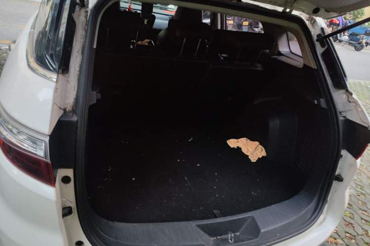 Used JMC Yusheng S330 2016 1.5L GTDi Automatic Two-Wheel Drive Prestige Edition Trunk