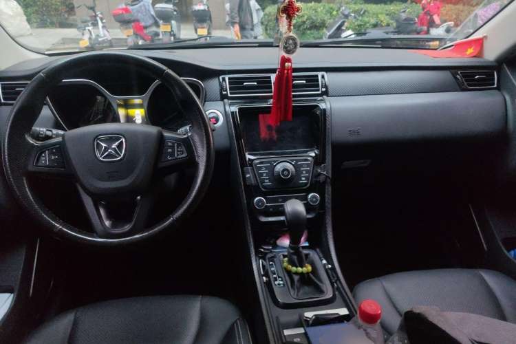 Used JMC Yusheng S330 2016 1.5L GTDi Automatic Two-Wheel Drive Prestige Edition Center Console