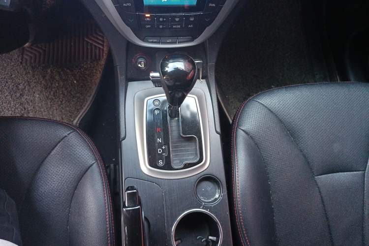 Used GAC Trumpchi GS5 2014 1.8T Automatic Two-Wheel Drive Supreme Edition Gear Lever