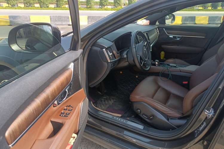 Used Volvo V90 2021 Cross Country B5 AWD Smart Range Edition
