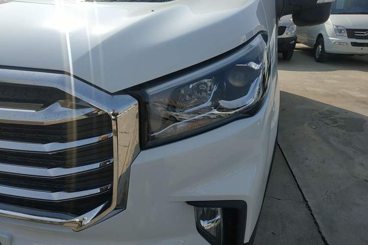 Used SAIC MAXUS Xintu V90 2022 2.0T Manual – Yunjie Front-Wheel-Drive Short Wheelbase Mid-Roof Design with Single Rear Tire 6-Seater
