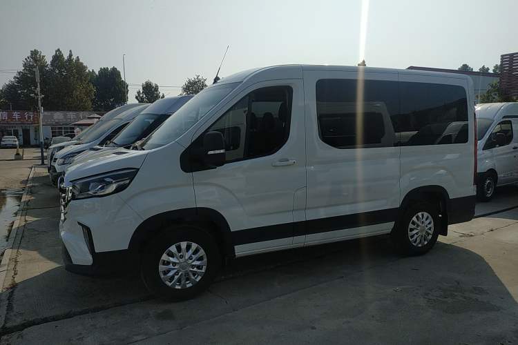 Used SAIC MAXUS Xintu V90 2022 2.0T Manual – Yunjie Front-Wheel-Drive Short Wheelbase Mid-Roof Design with Single Rear Tire 6-Seater
