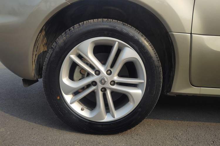 Used Renault Koleos 2013 2.5L Two-Wheel Drive Luxury Navigation Edition