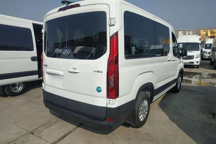 Used SAIC MAXUS Xintu V90 2022 2.0T Manual – Yunjie Front-Wheel-Drive Short Wheelbase Mid-Roof Design with Single Rear Tire 6-Seater
