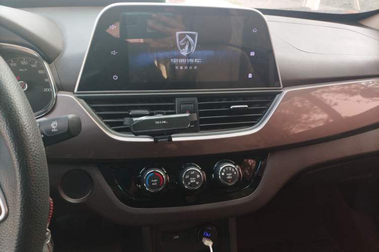 Used Baojun 310W 2017 1.5L Manual Fashion Model China V