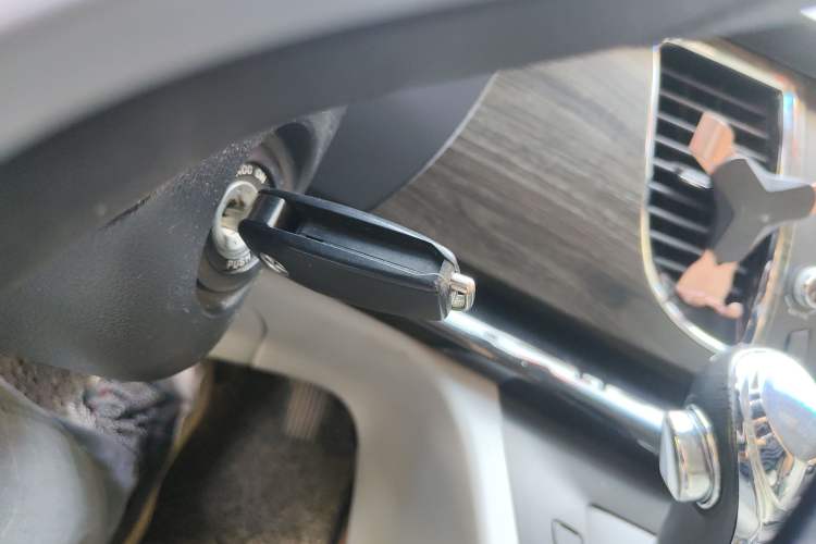 Used JAC Refine M5 2013 2.0T Gasoline Automatic Business Edition
