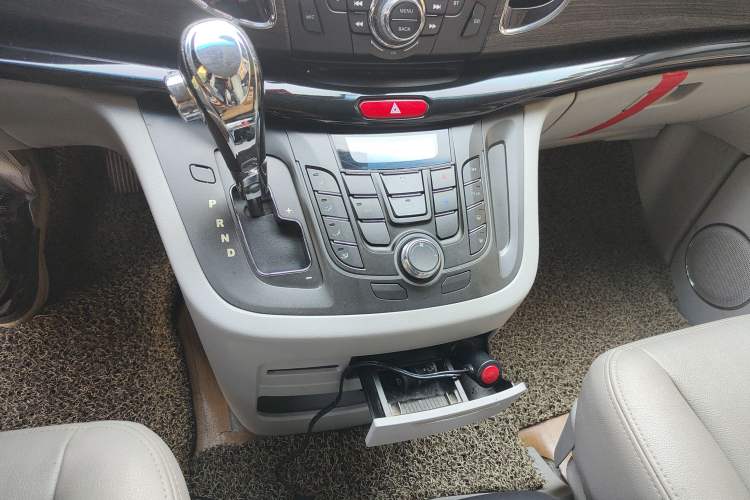 Used JAC Refine M5 2013 2.0T Gasoline Automatic Business Edition
