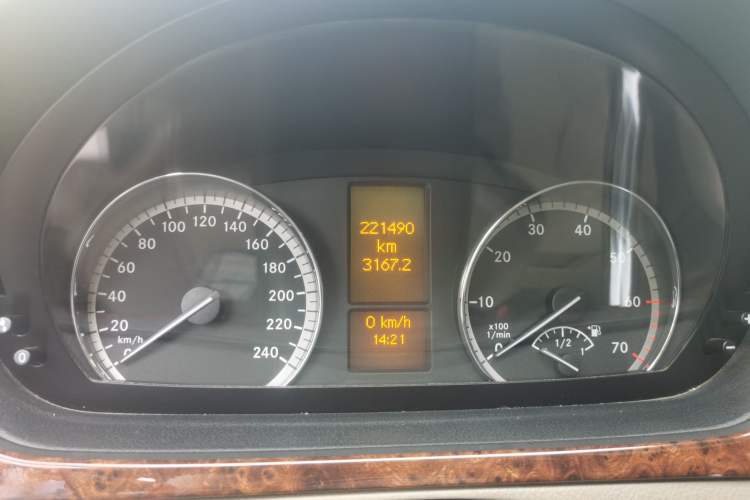 Used Mercedes-Benz Viano 2010 2.5L Prestige Edition Odometer Close Up