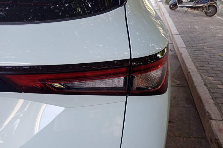 Used Wuling Asta 2022 2.0L DHT Electric-Speed Version
