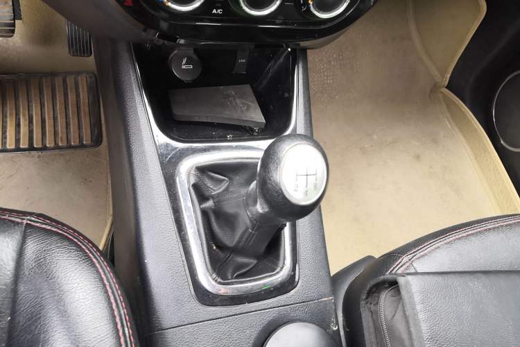 Used FORTHING Joyear X5 2013 1.6L Manual Luxury Model China IV Standard
