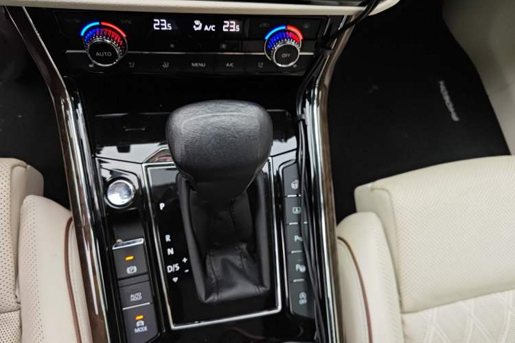 Used Volkswagen Phideon 2016 380TSI Two-Wheel-Drive Executive Version
