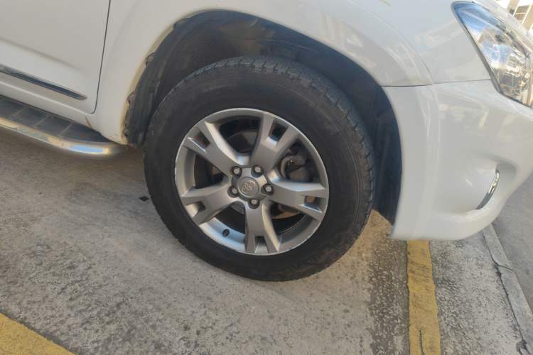 Used Toyota RAV4 2012 Luxurious 2.4L Automatic 4x4 with Stylish Features
