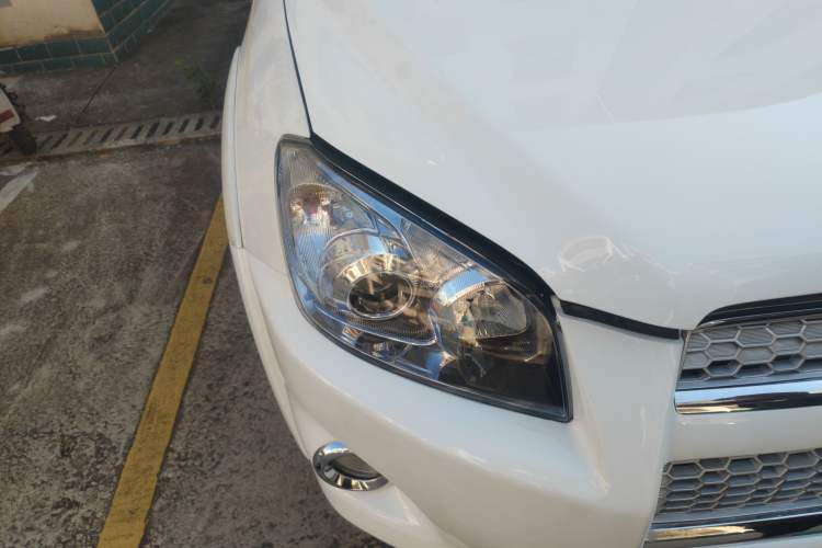 Used Toyota RAV4 2012 Luxurious 2.4L Automatic 4x4 with Stylish Features
