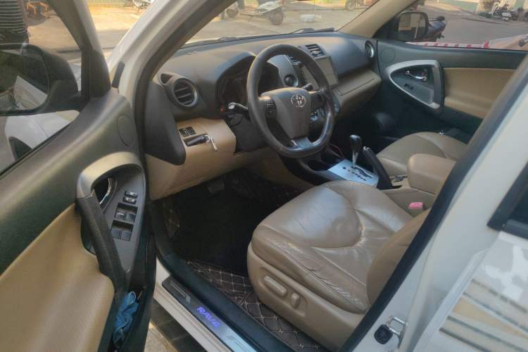 Used Toyota RAV4 2012 Luxurious 2.4L Automatic 4x4 with Stylish Features
