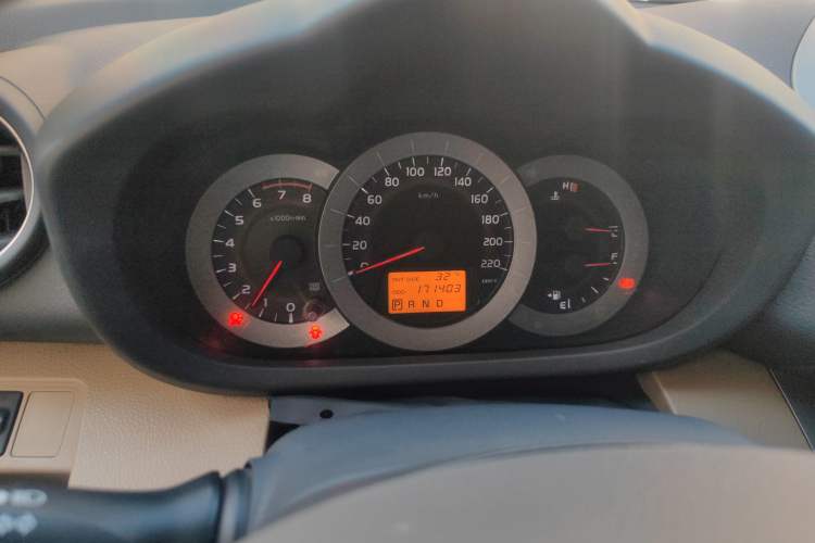 Used Toyota RAV4 2012 Luxurious 2.4L Automatic 4x4 with Stylish Features
