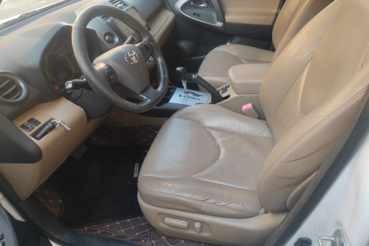 Used Toyota RAV4 2012 Luxurious 2.4L Automatic 4x4 with Stylish Features
