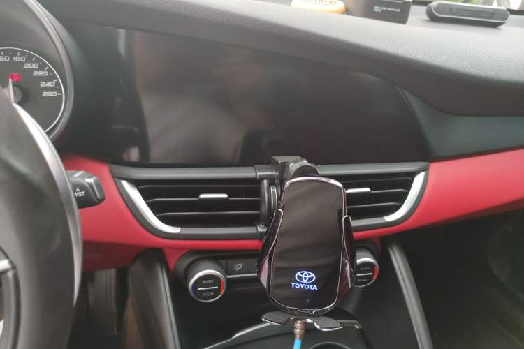 Used Alfa Romeo Giulia 2017 2.0T 280HP Luxury Edition Audio And AC Panel