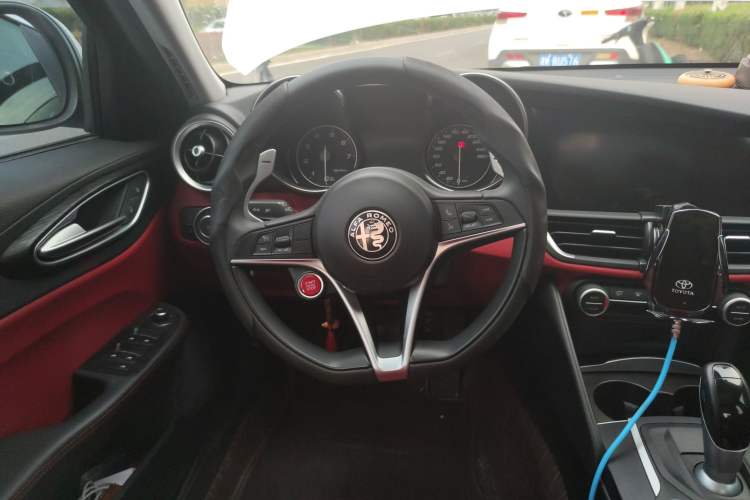 Used Alfa Romeo Giulia 2017 2.0T 280HP Luxury Edition Steering Wheel
