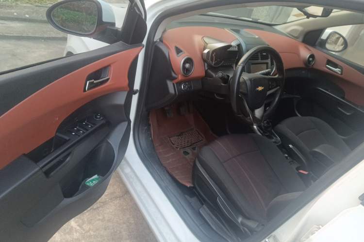 Used Chevrolet Aveo Sonic 2013 Hatchback 1.6L MT SX Stylish Audio-Visual Edition