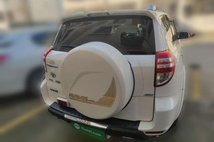 Used Toyota RAV4 2012 Luxurious 2.4L Automatic 4x4 with Stylish Features
