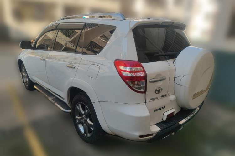 Used Toyota RAV4 2012 Luxurious 2.4L Automatic 4x4 with Stylish Features
