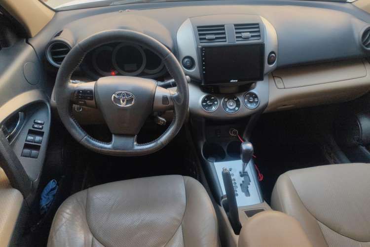 Used Toyota RAV4 2012 Luxurious 2.4L Automatic 4x4 with Stylish Features
