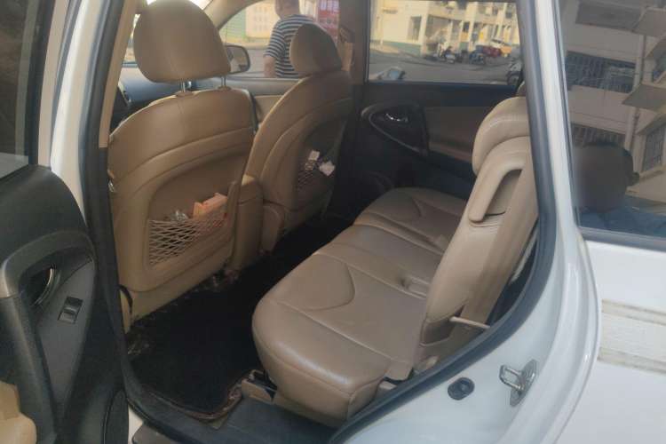 Used Toyota RAV4 2012 Luxurious 2.4L Automatic 4x4 with Stylish Features
