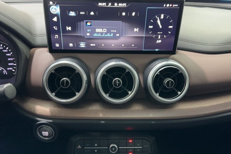 Used Wey VV5 2020 1.5T Two-Wheel Drive Color Pioneer
